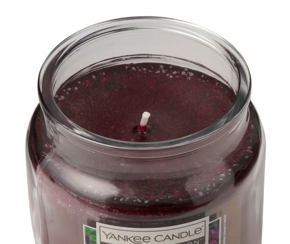 Duftlys Yankee Candle 340 g TwilightDahlia i klar glasskrukke med mørkrød voks og synlig veke.