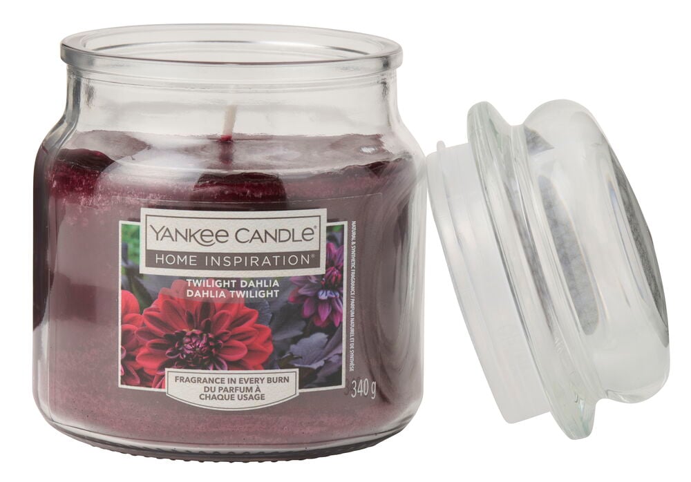 Duftlys Yankee Candle 340 g TwilightDahlia, lilla-rødt i klar glasskrukke, med åpent klart lokk.
