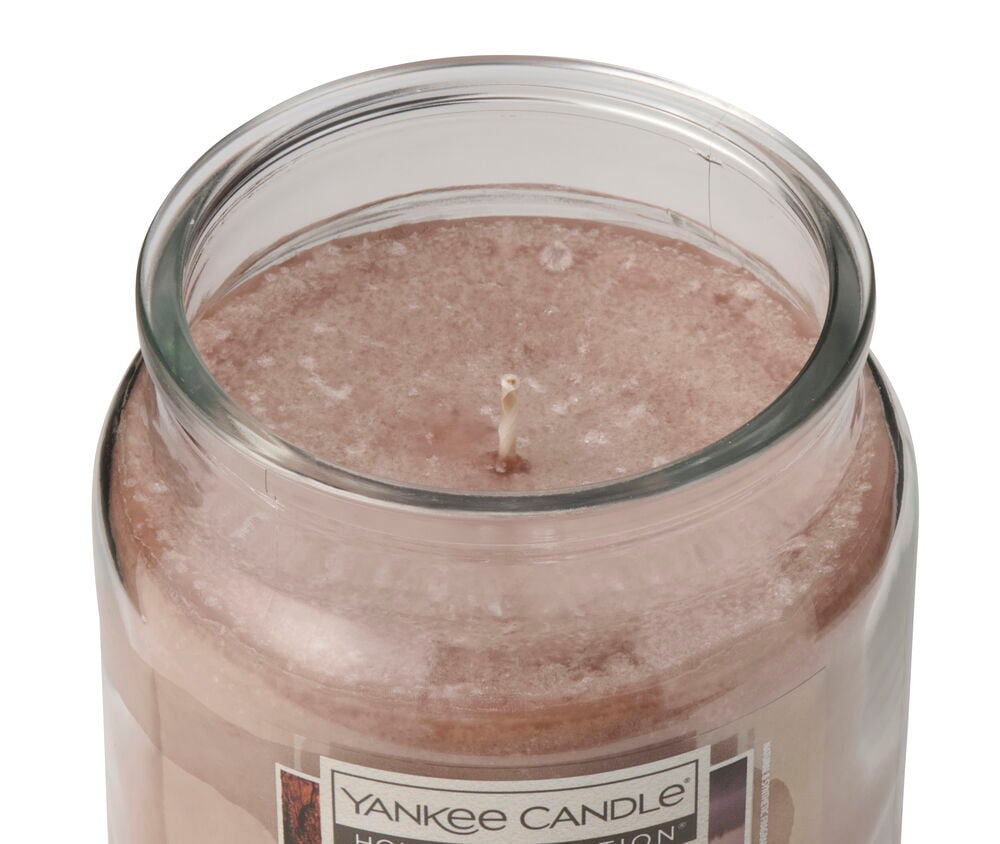 Duftlys 340 g Campfire Stories med brunaktig voks i glasskrukke, sett ovenfra.