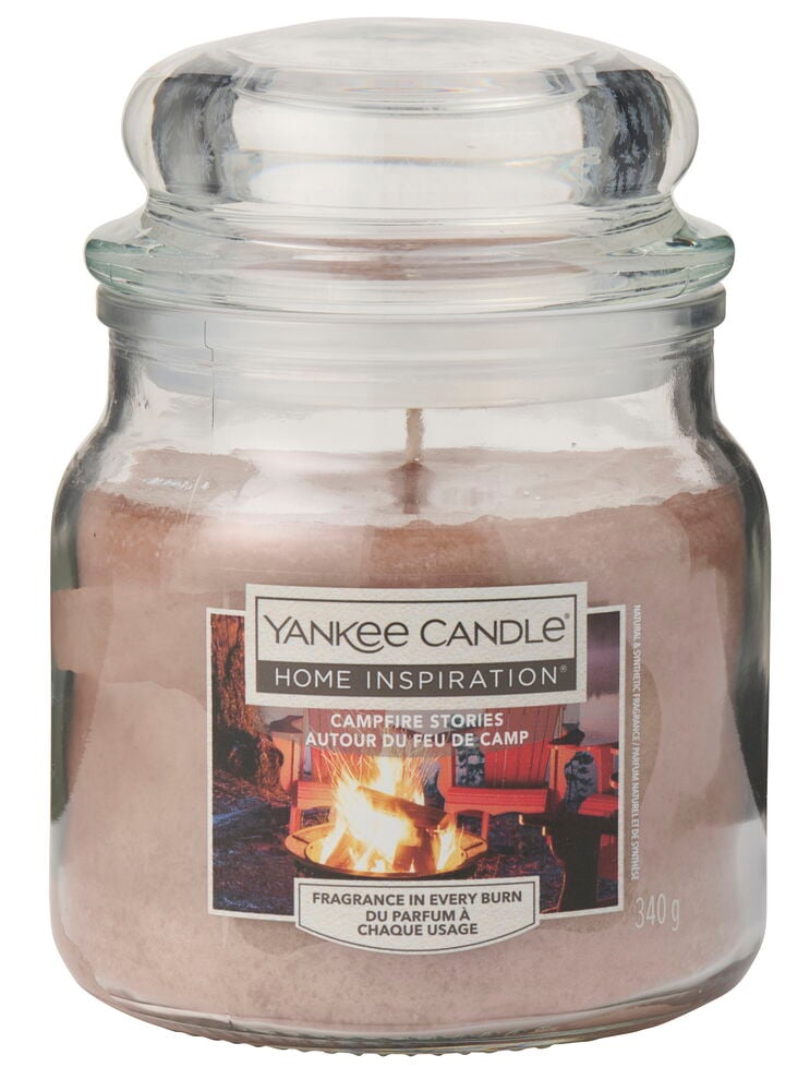 Duftlys Yankee Candle 340 g Campfire Stories i en klar glasskrukke med lysebrunt voks.