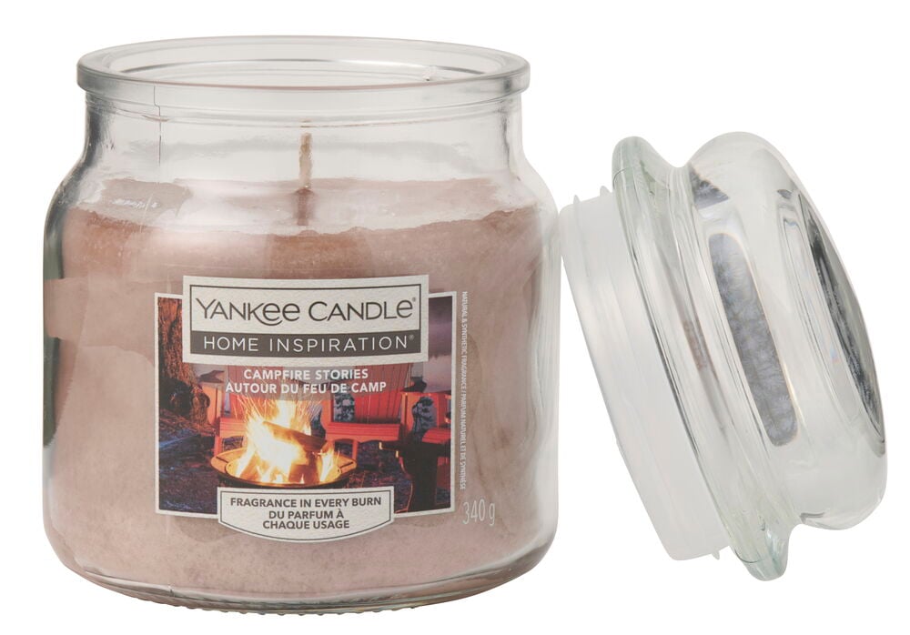 Duftlys Yankee Candle 340 g Campfire Stories i en glasskrukke med lokket tatt av.