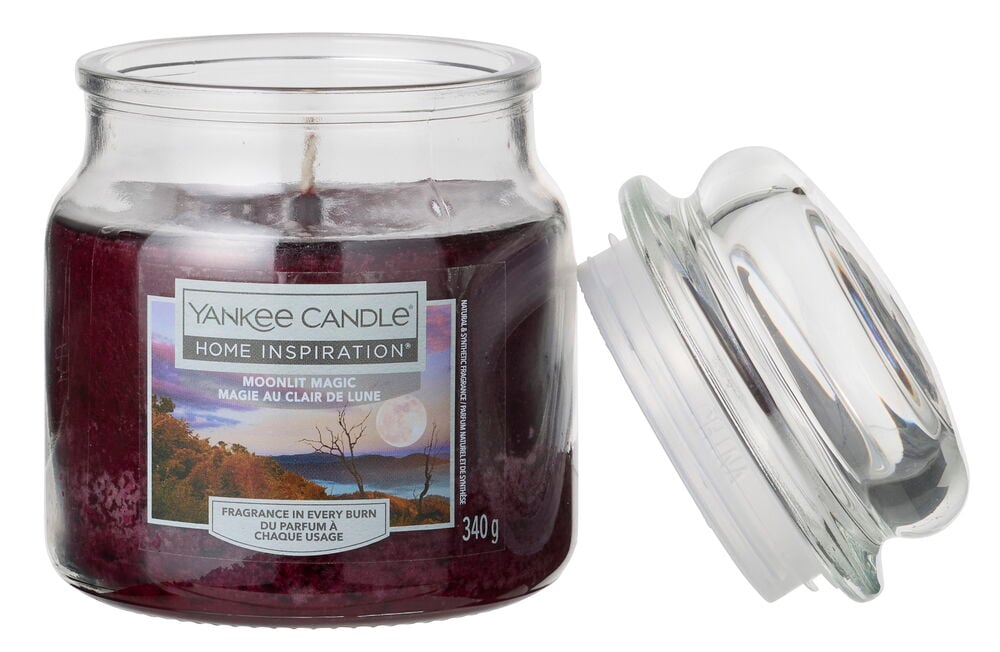 Doftljus Yankee Candle 340 g Moonlit Magic, klar glasburk med plommonfärgat vax, locket avtaget.