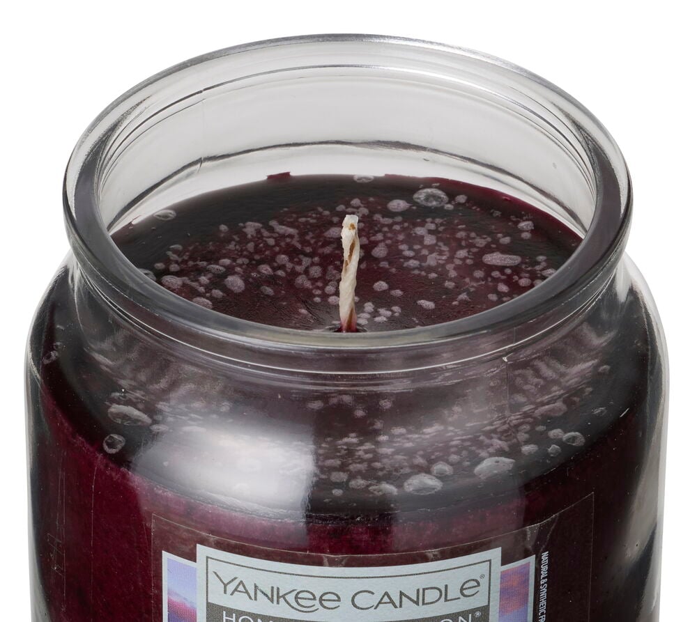 Doftljus Yankee Candle 340 g Moonlit Magic, mörkrödlila vax med vita fläckar i en glasburk.