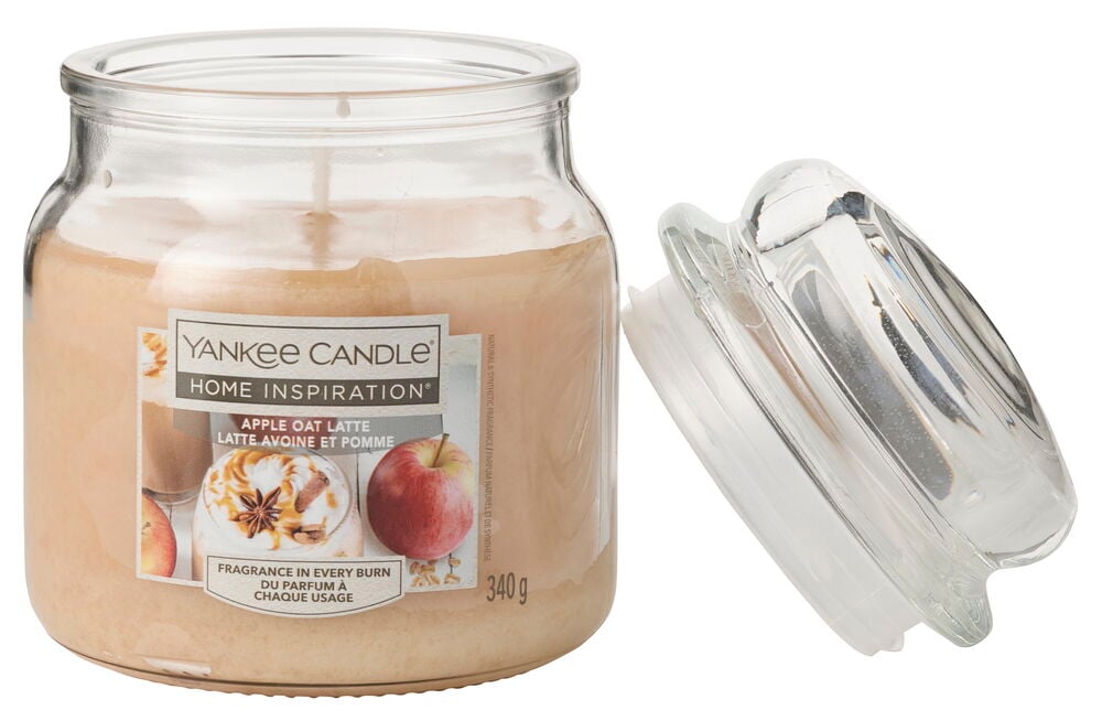 Doftljus Yankee Candle 340 g Apple Oat Latte, beigt vax i klar glasburk, lock borttaget.