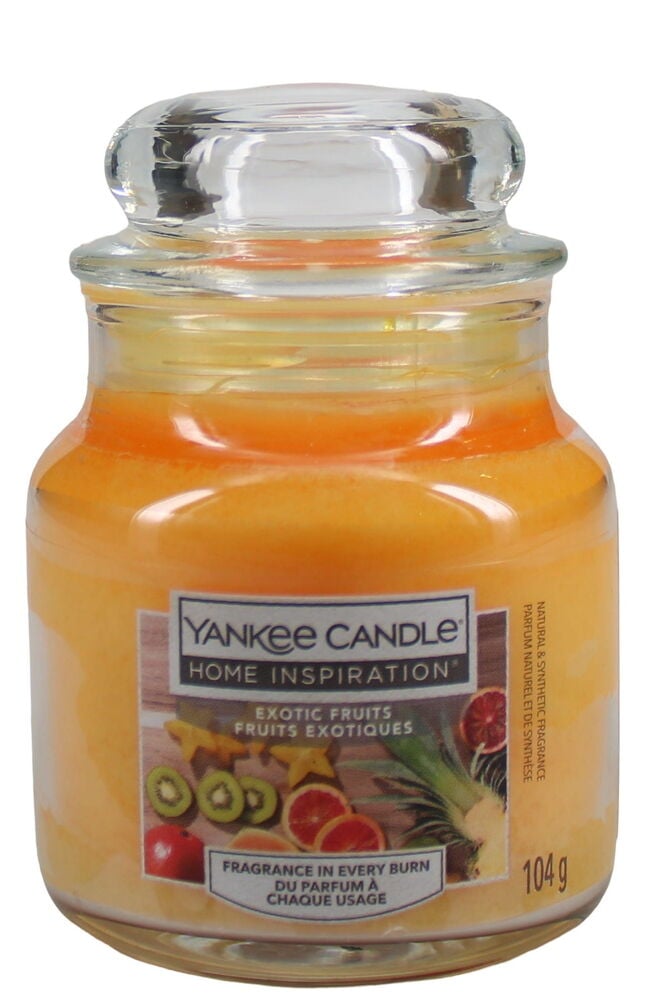 Duftkerze Orange im Glas mit exotischen Früchten.