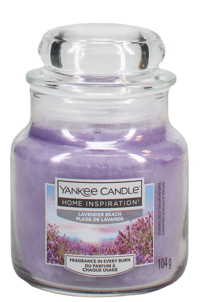 Hellviolette Duftkerze in einem Glas mit Etikett.