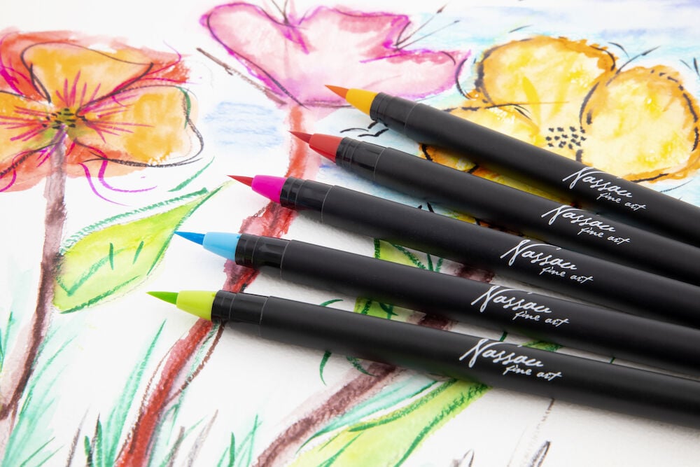 Fem akvarelltuschpennor framför färgglad blomillustration.