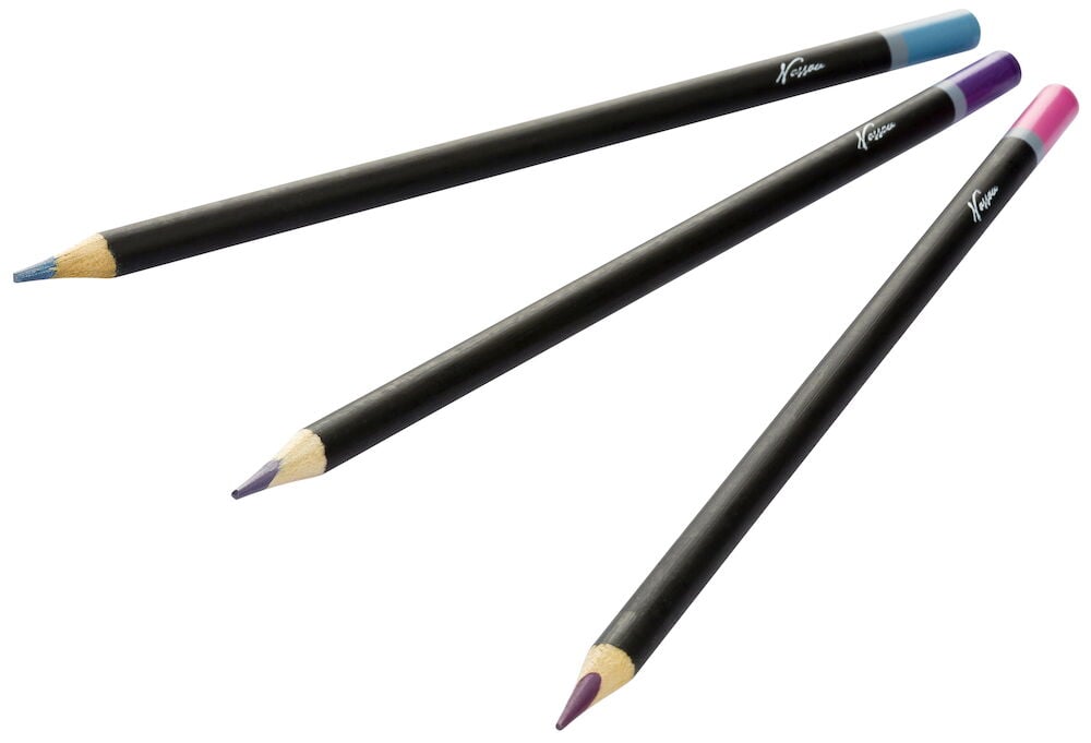 Tre metallic färgpennor med svarta kroppar.