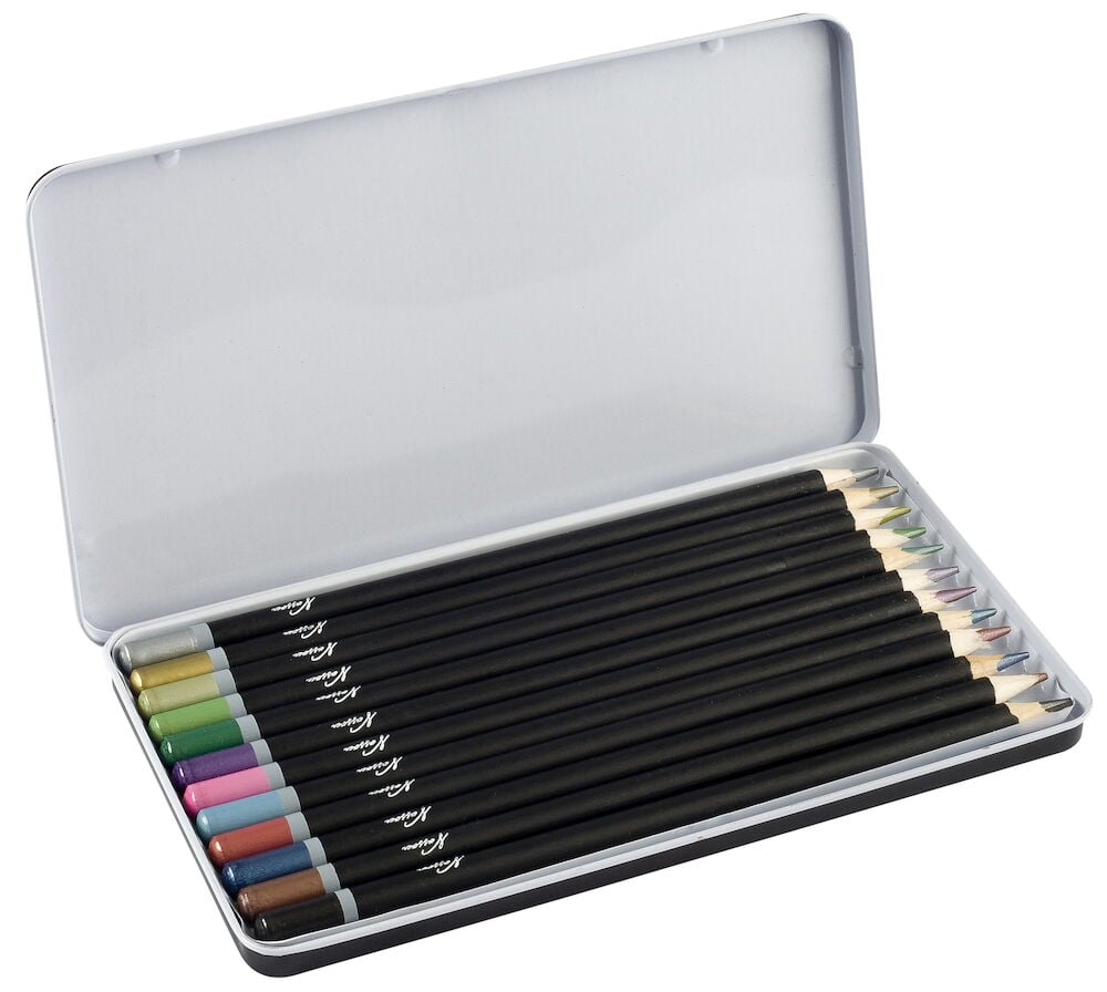 Tolv färgpennor i metallask med olika färger.