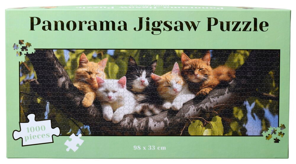 Fem kattungar vilar tillsammans på en trädgren.