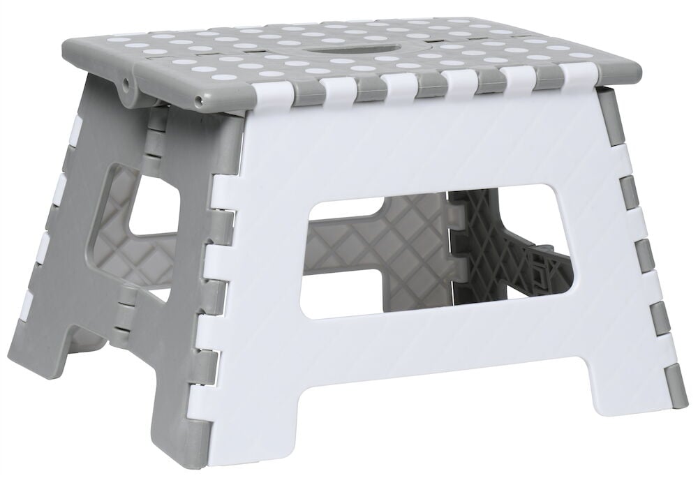 Gråvit hopfällbar plastpall med halkskydd och handtag.