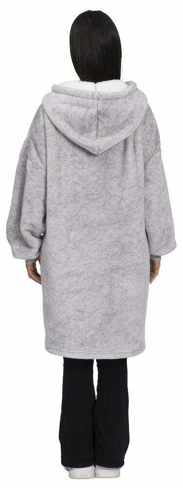 Henkilö vaaleanharmaa oversized-huppari päällä, nähtynä takaa.