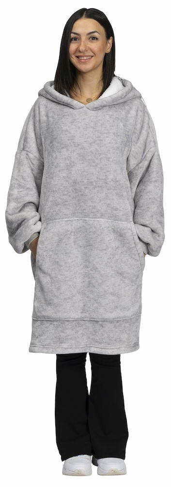 Henkilö vaaleanharmaassa oversized-hupparissa, jossa on kengurutasku.