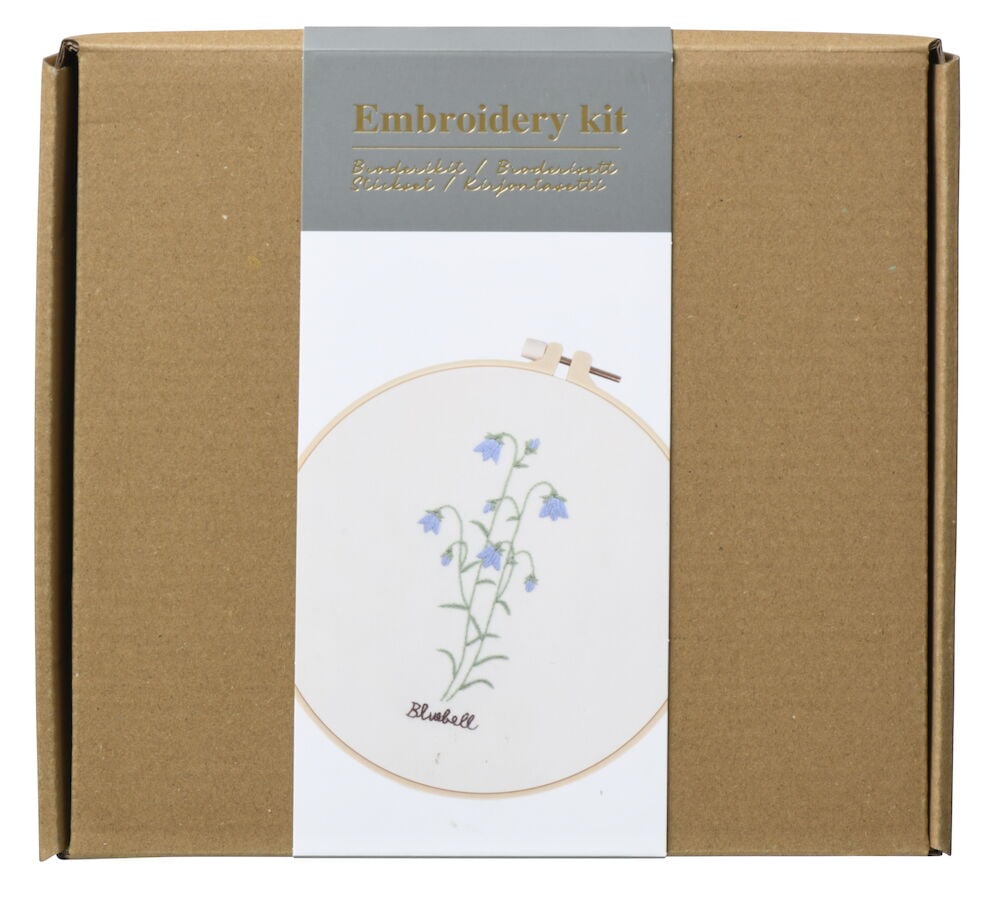 En broderikit förpackning med blåklocka motiv.