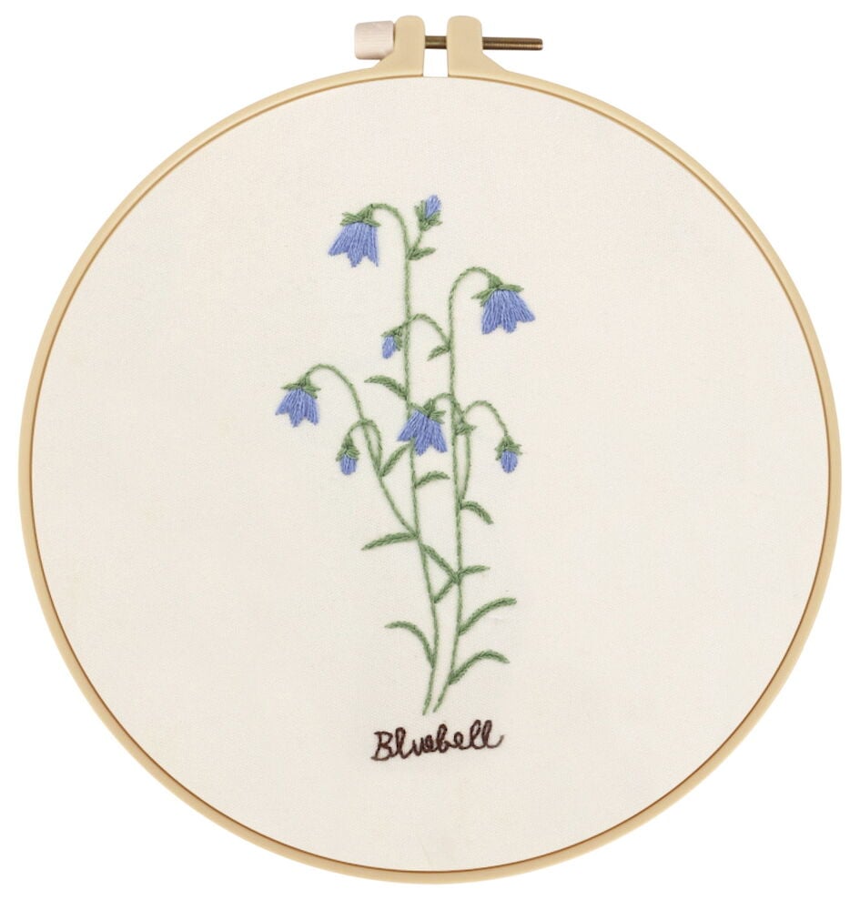 Broderibåge med blå blommor, texten Bluebell.