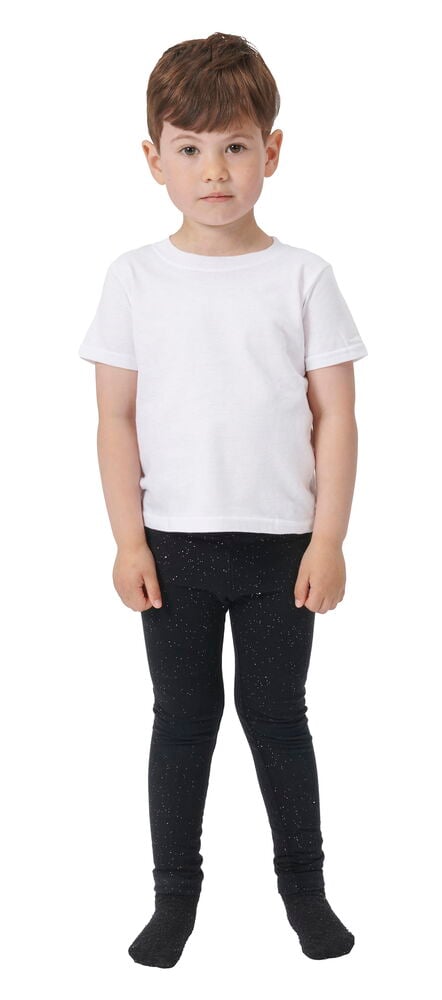 Lapsi valkoisessa t-paidassa ja mustissa legginsseissä.