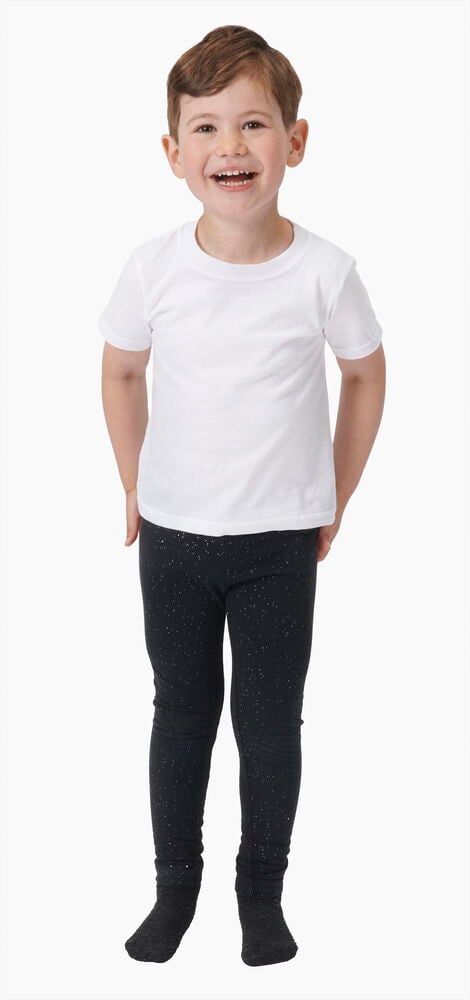 Hymyilevä lapsi valkoisessa lyhythihaisessa t-paidassa.