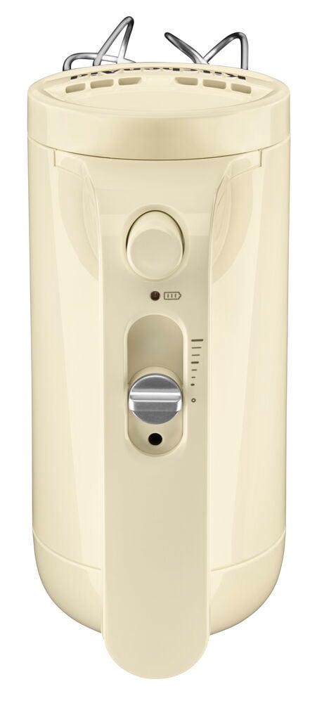 Ledningsfri cremehvit KitchenAid håndmikser med metallvisper.