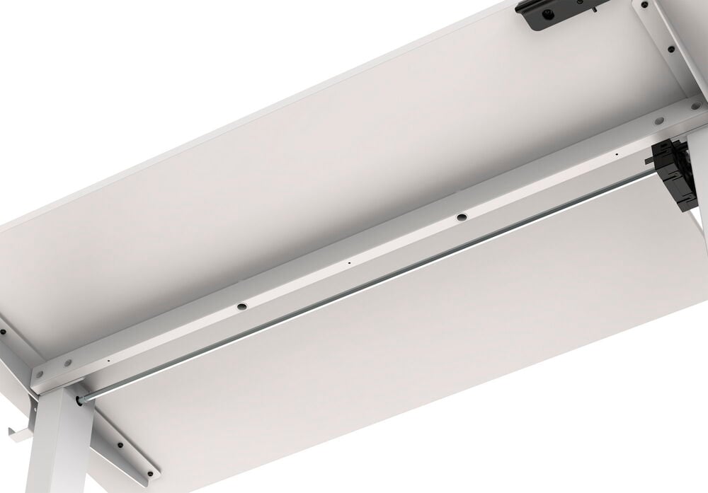 Vit undersida på justerbart skrivbord med kabelbricka.