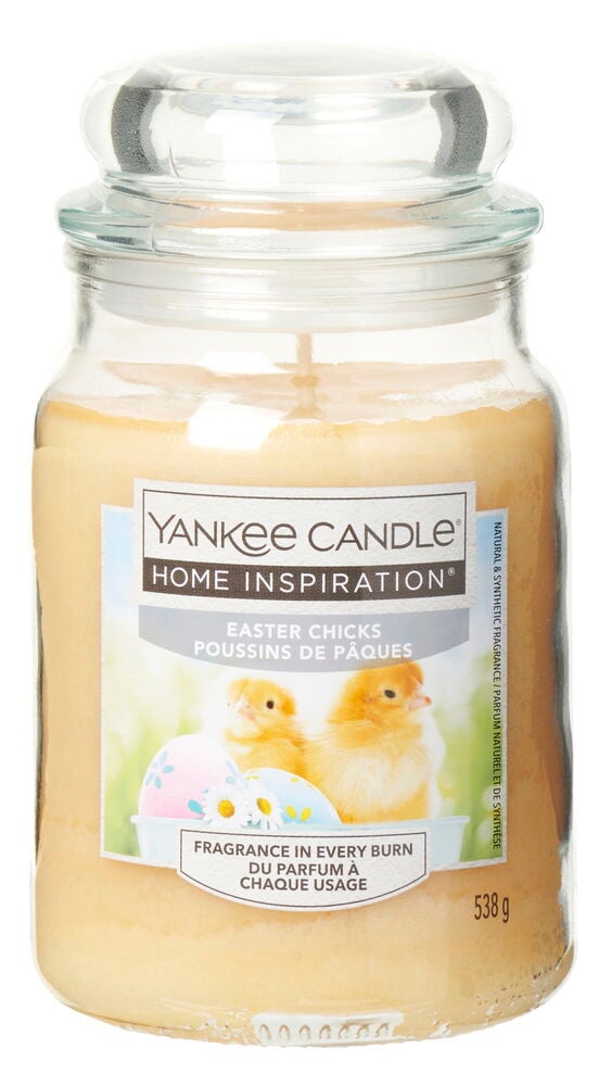 Duftlys i glasskrukke med lokk og etikett.