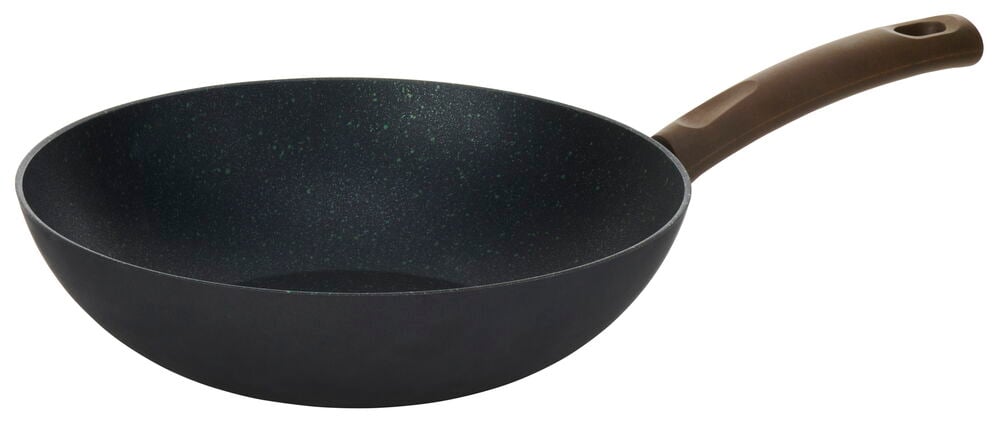 Svart wokpanna med långt brunt handtag.