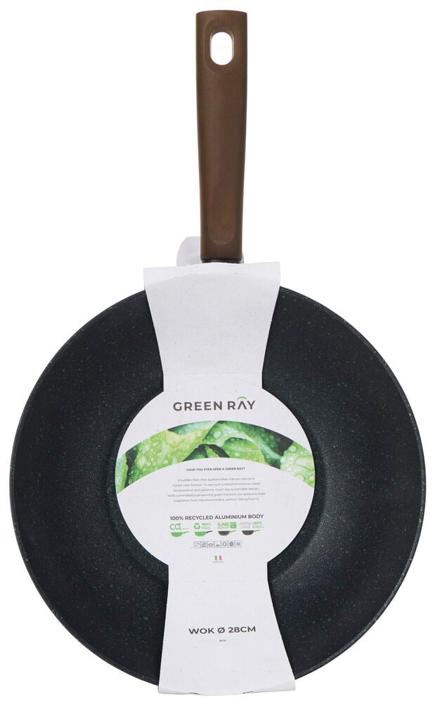 Svart wokpanna med trähandtag och etikett.