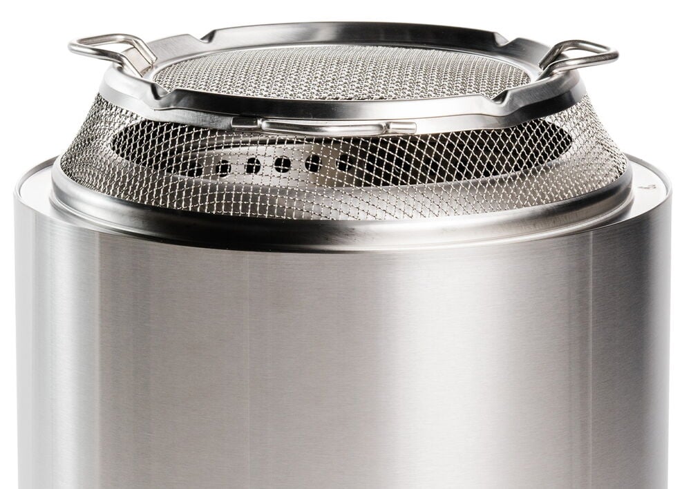 Rund rostfri eldstad med nätlock för utomhusbruk.