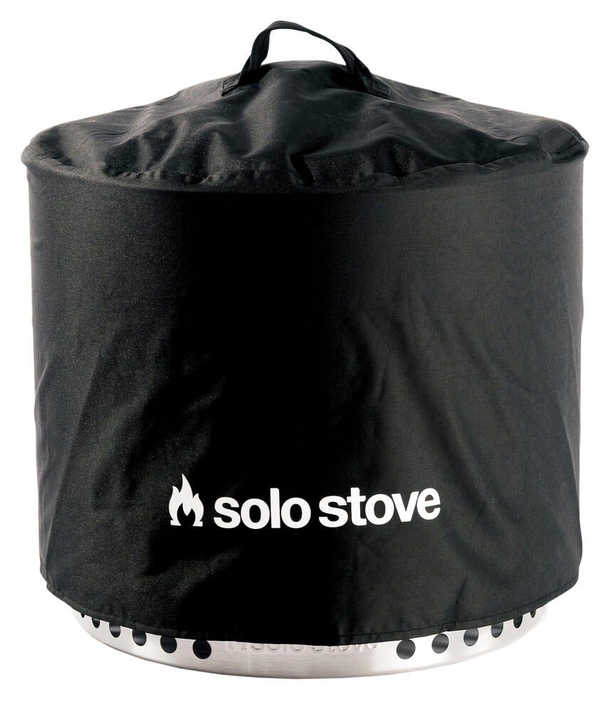 Eldstad med svart skydd och Solo Stove logotyp.