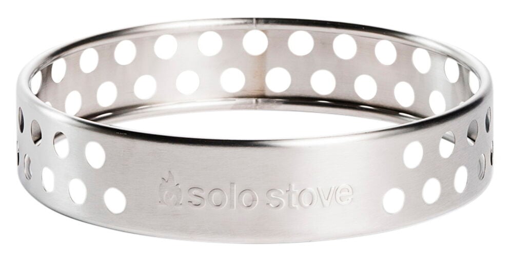 Rund stålkant med hål och Solo Stove-logotyp.