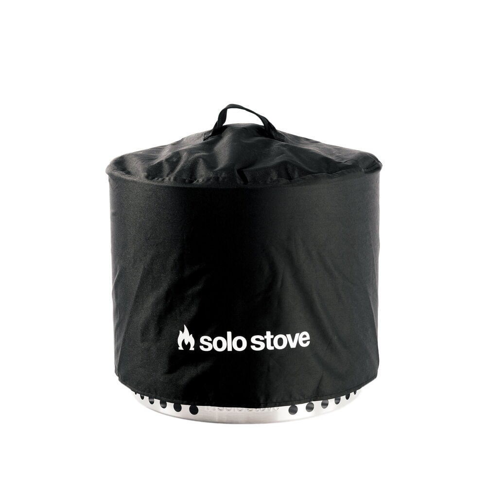 Eldstad med svart skyddshölje och solo stove logo.