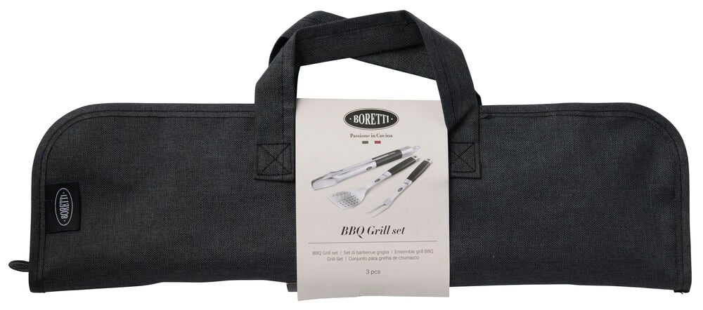 Grillverktyg i väska med etikett på framsidan.
