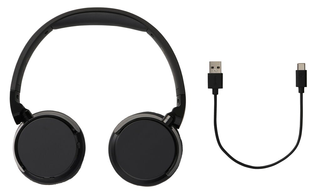 Svarta on-ear trådlösa hörlurar och en svart USB-A till USB-C laddningskabel.