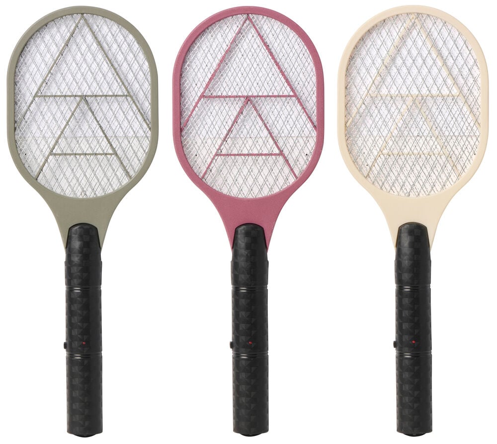 Tre elektriska flugsmällor i olivgrön, rosa och beige ramar med svarta handtag.