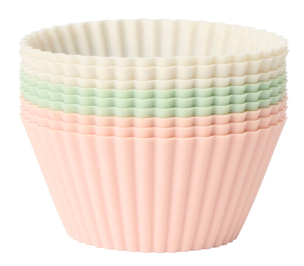 Yhdeksän pinottua uurrettua silikonista cupcake-vuokaa vaaleanpunaisena, vaaleanvihreänä ja luonnonvalkoisena.