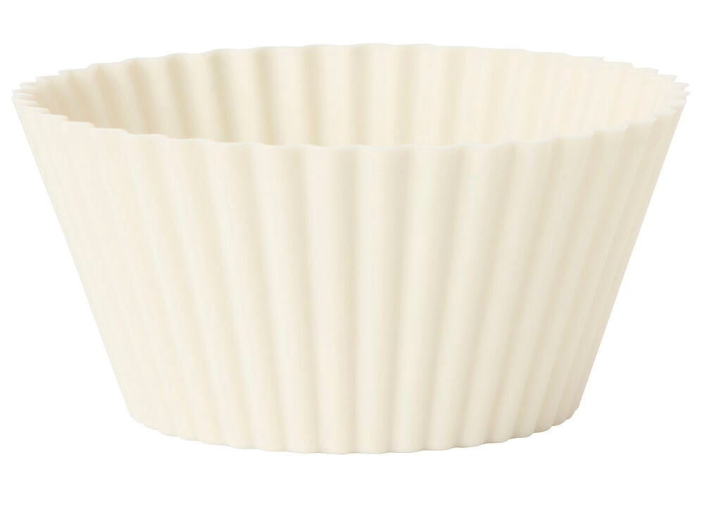 Yksi vaaleanbeige silikoninen cupcake-vuoka, jossa on uurrettu muotoilu, kuvattuna hieman ylhäältä edestä.