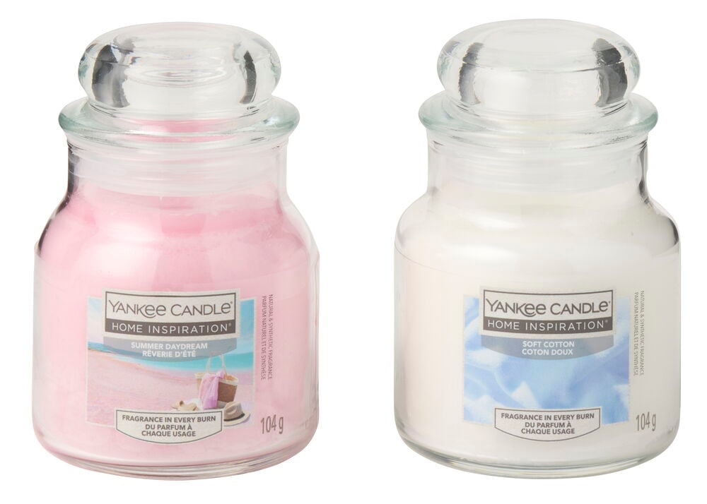 Gavesett med to Yankee Candle duftlys i glasskrukke, ett rosa Summer Daydream og ett hvitt Soft Cotton.