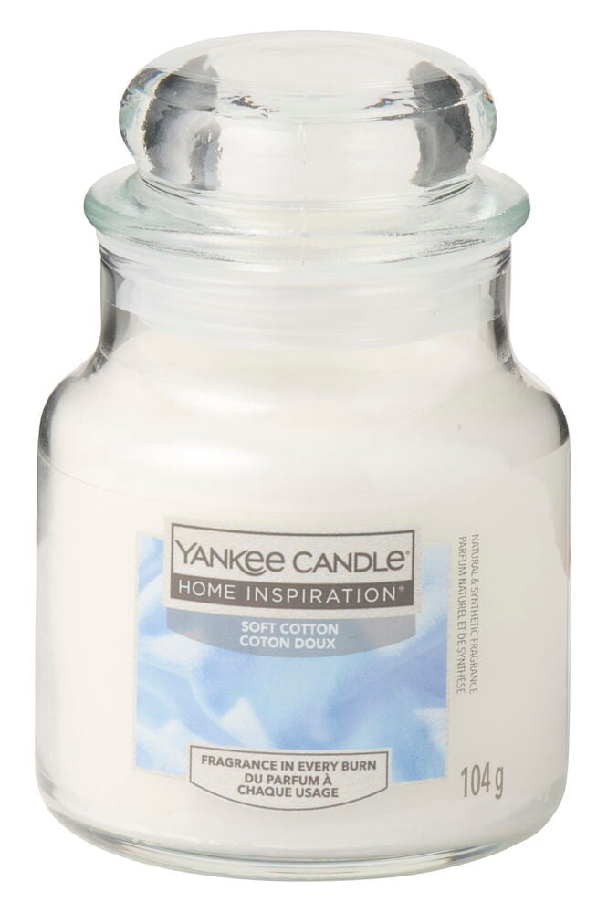 Et hvitt Yankee Candle Soft Cotton duftlys i en klar glasskrukke med lokk.
