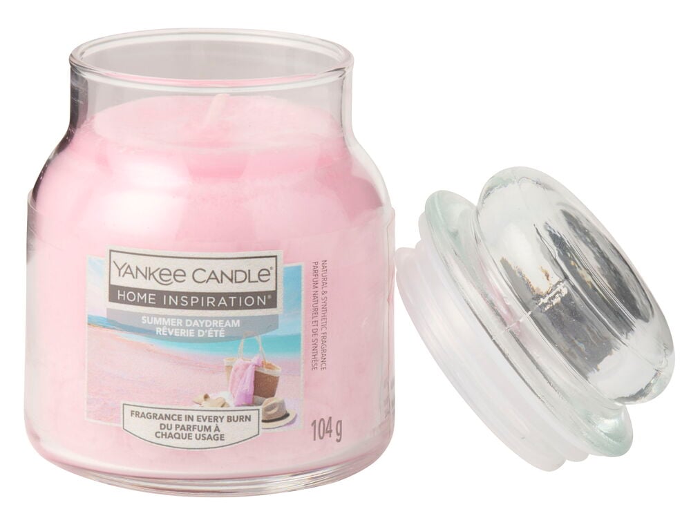 Et rosa Yankee Candle Home Inspiration Summer Daydream duftlys i et klart glasskrukke med løst glasslokk.