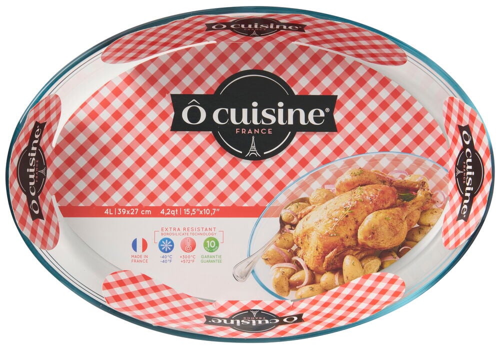 Soikea lasinen uunivuoka Ô Cuisine 39x27 cm, 4.2qt, punaruudullisella pakkauksella ja paistetulla kanalla.