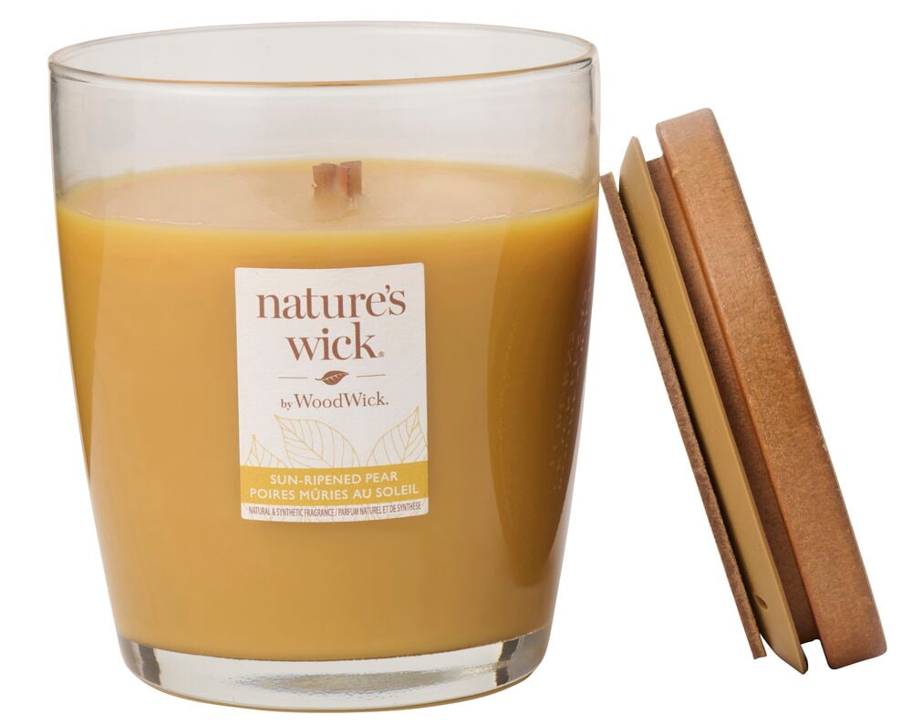 Doftljus WoodWick 284 g Sun Ripened Pear, gult vax i glasburk med träveke, lock bredvid.