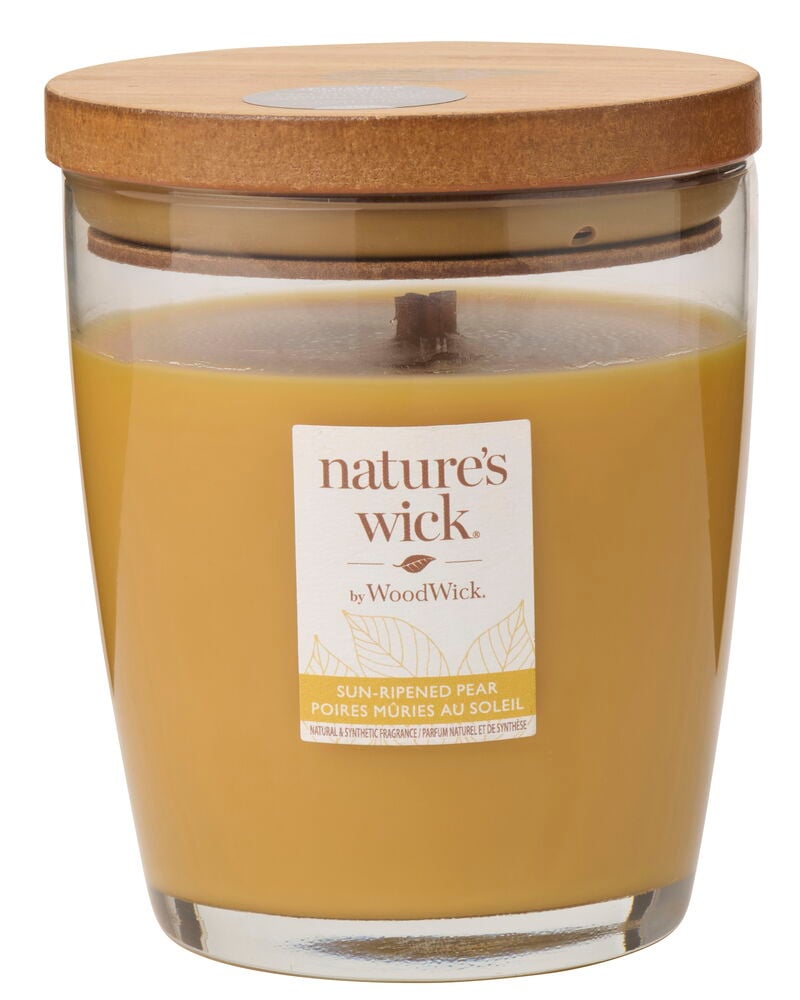 Doftljus WoodWick 284 g Sun Ripened Pear i klart glas med gult vax och ett lock av trä.