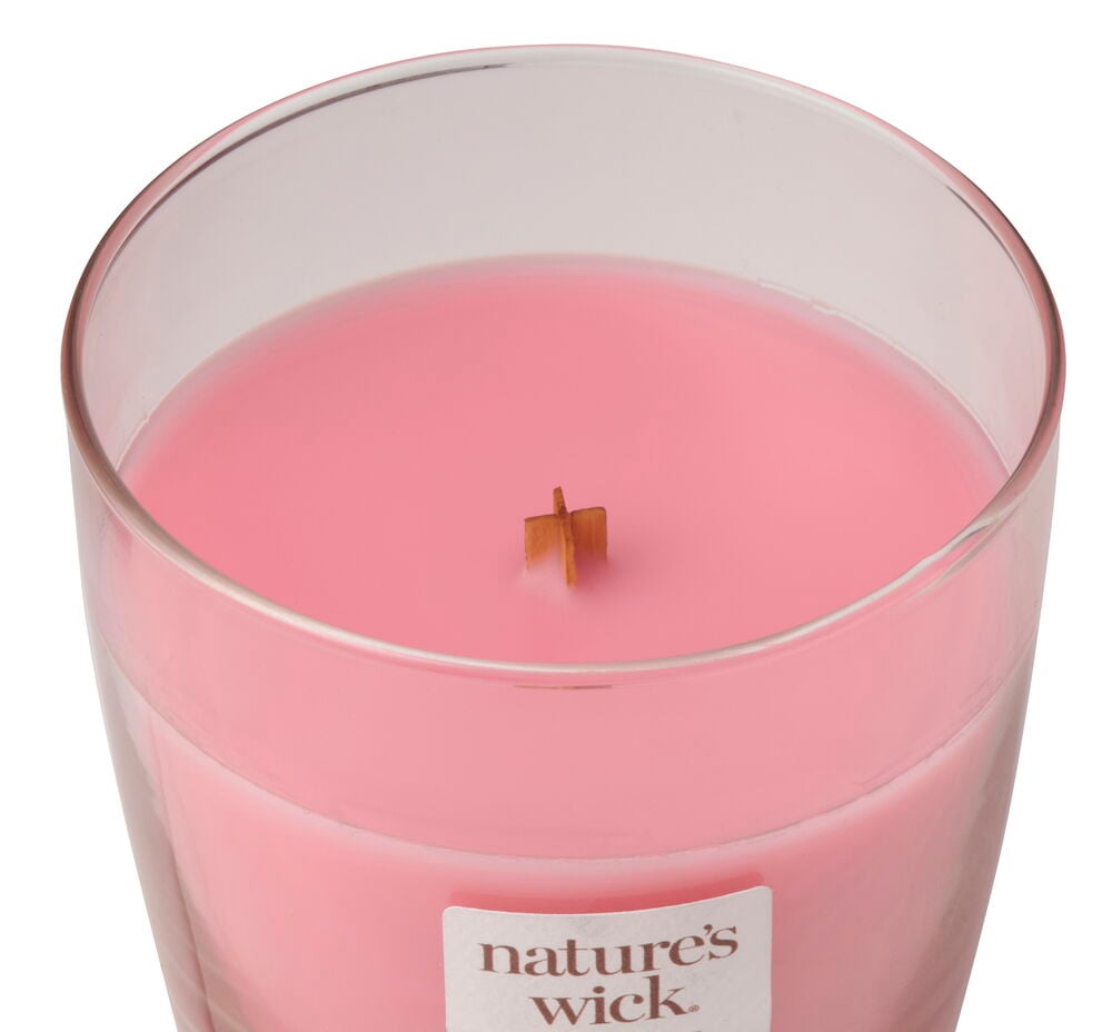 Rosa Doftljus WoodWick 284 g Sea Salt Watermelon i en klar glasburk med träveke.