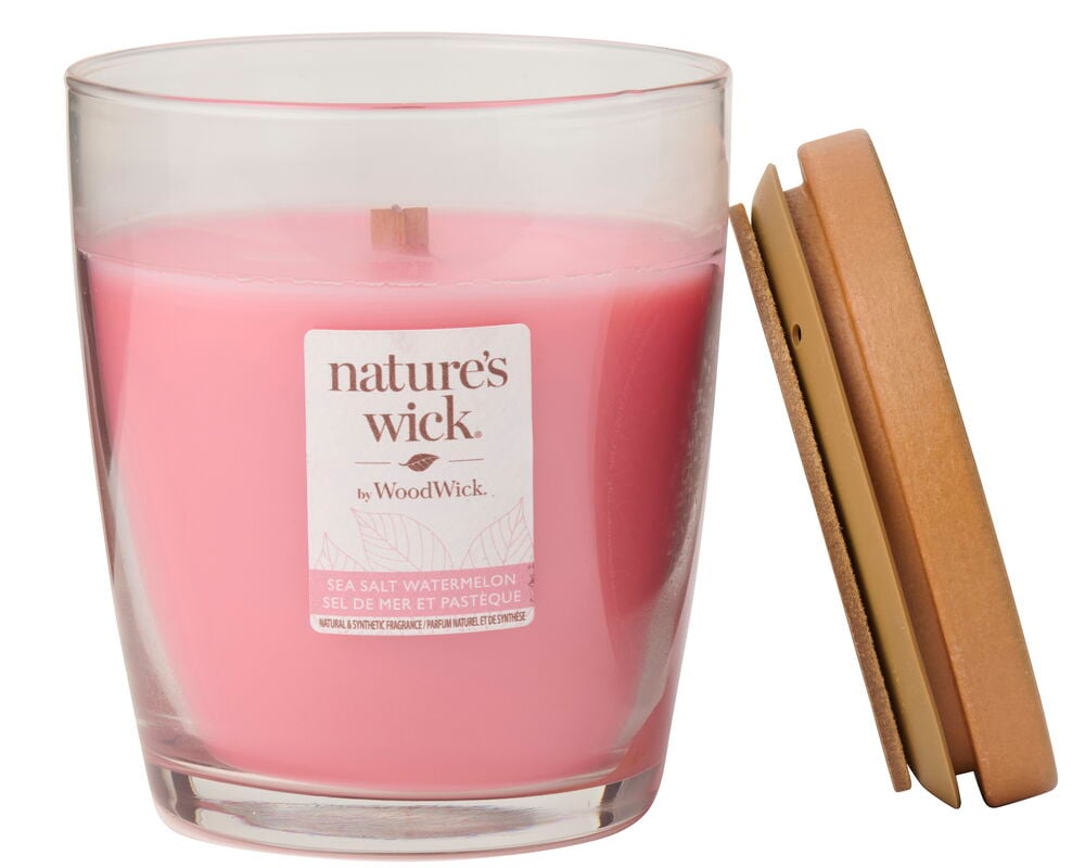 Doftljus WoodWick 284 g Sea Salt Watermelon med rosa vax i en klar glasburk och brunt lock.