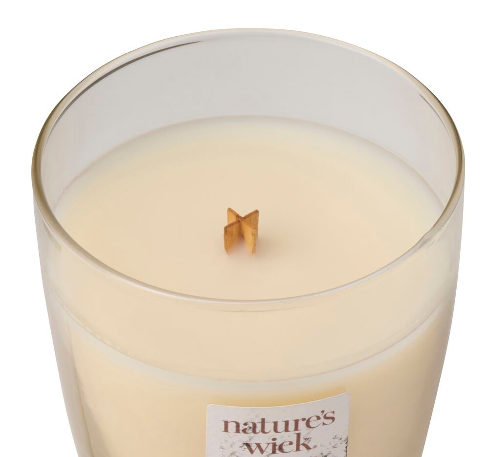 Doftljus WoodWick 284 g Whipped Pistachio med krämigt vax, en träveke, i en klar glasburk.
