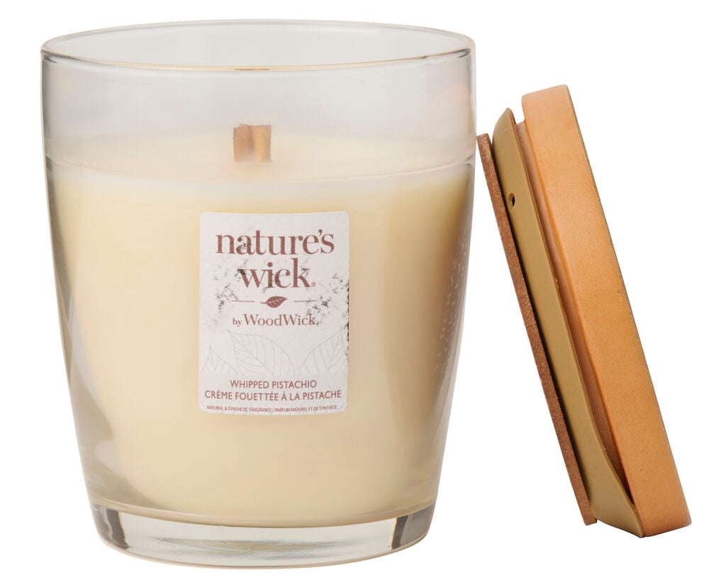 Doftljus WoodWick 284 g Whipped Pistachio, ett klart glasljus med träveke och ett ljust brunt lock.