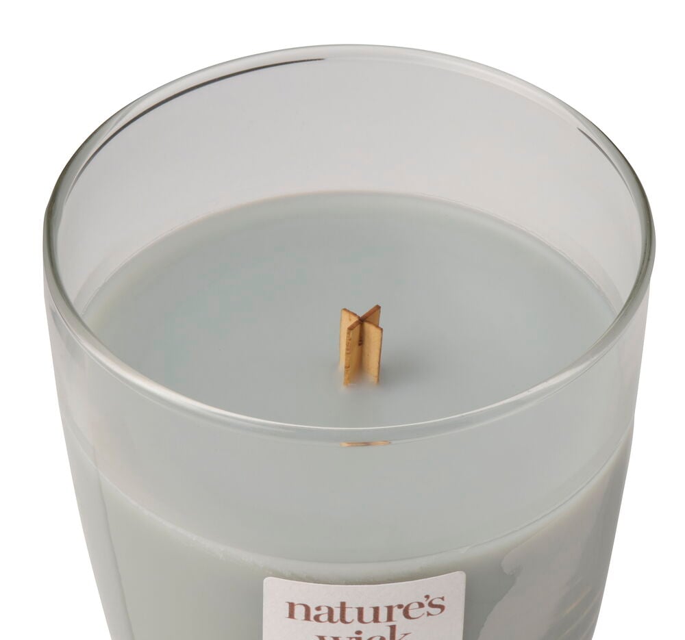 Doftljus WoodWick 284 g Warm Lily & Musk i klar glasburk, ljust grått vax och träveke. Närbild.