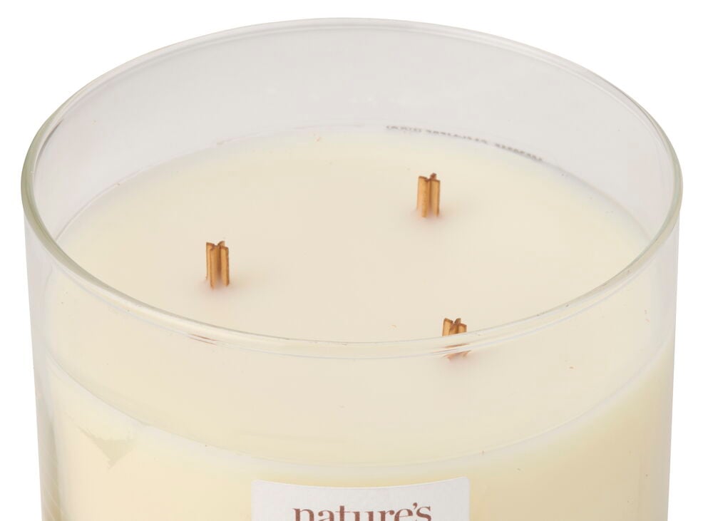 Närbild av ett Doftljus WoodWick 433 g Cashmere Wool i klart glas med tre trävekar.