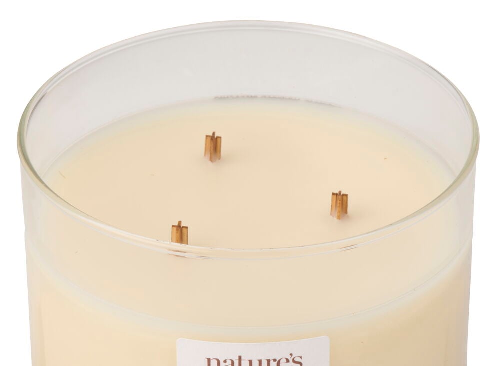 Doftljus WoodWick 433 g Whipped Pistachio, ljust gult vax med tre trävekar i glas.