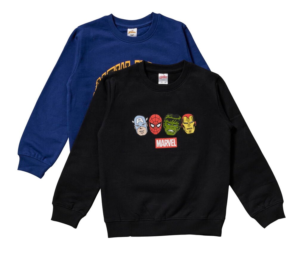 Schwarzer Kinderpullover mit Marvel-Gesichtern und Logo, überlagert von einem blauen Kinderpullover mit gelbem Text.