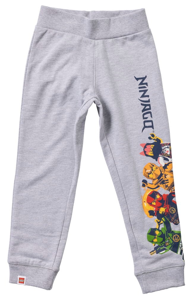 Grå Mjukisbyxor barn LEGO Ninjago med vertikalt Ninjago-karaktärstryck på höger ben och LEGO-logotypetikett.